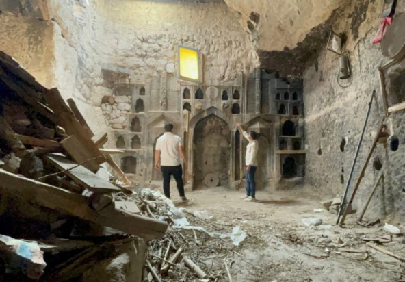 Ιστορικοί τέχνης ανακάλυψαν έναν λατρευτικό χώρο 600 ετών που φαίνεται ν' ανάγεται στον Τουρκό - Ισλαμικό πολιτισμό, στο εσωτερικό ενός πετρόχτιστου αποθηκευτικού χώρου ξυλείας στην Ιργκίπ (Προκόπι) της Νεάπολης (Νεβσεχίρ). Φωτογραφία: ΑΑ