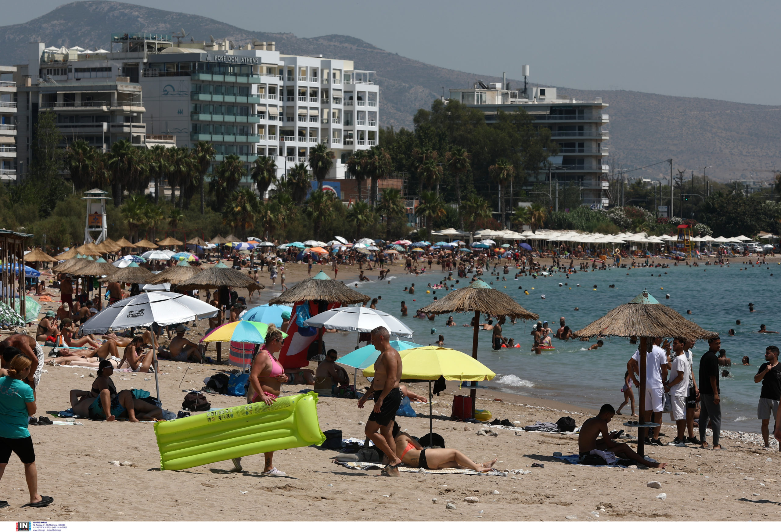 Έρημη πόλη η Αθήνα – Ανάσες δροσιάς σε παραλίες αναζητούν κάτοικοι και τουρίστες