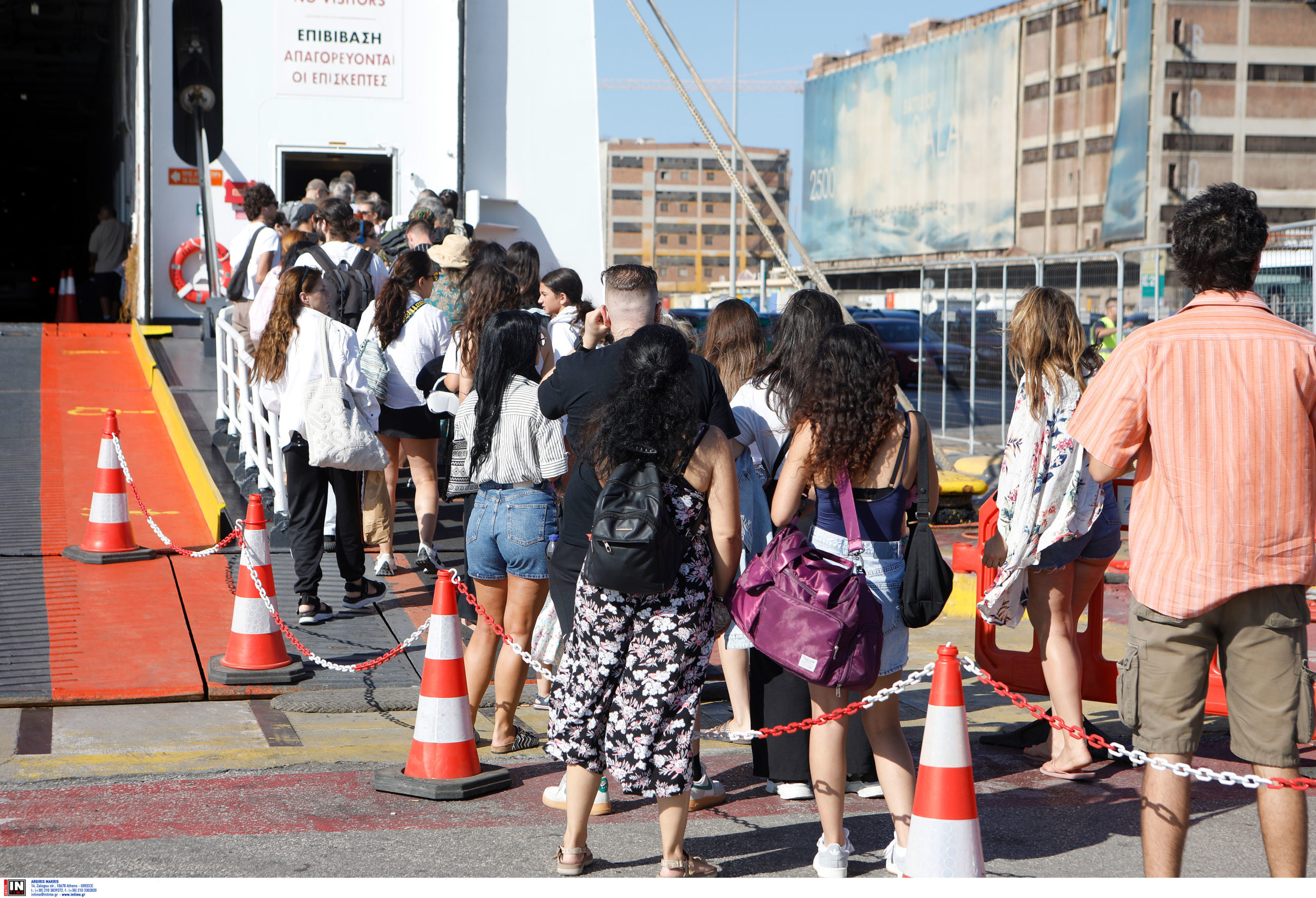 Μεγάλη έξοδος του Αυγούστου: Με υψηλές πληρότητες αναχωρούν τα πλοία – Στο «κόκκινο» η κίνηση στις εθνικές οδούς