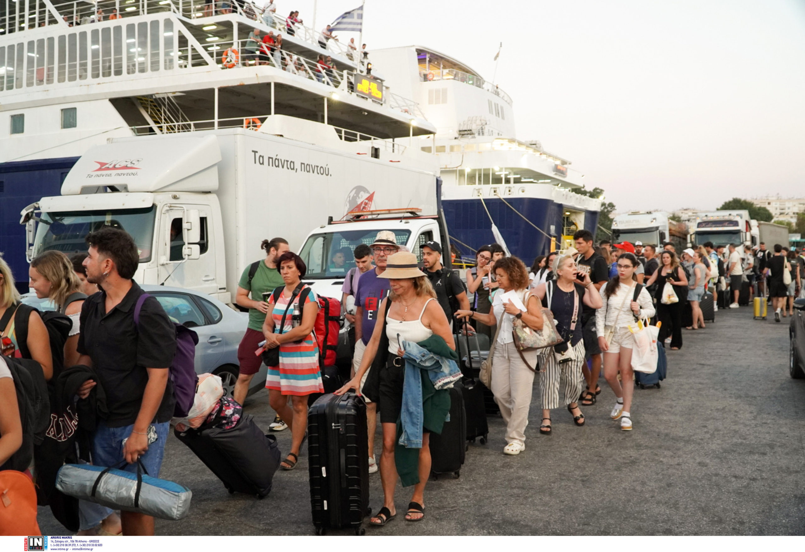Μαζική έξοδος των αδειούχων του Αυγούστου: Ουρές από το Στάδιο Ειρήνης και Φιλίας μέχρι το λιμάνι του Πειραιά – Μεταμεσονύχτιο κομφούζιο στη Χαλκίδα