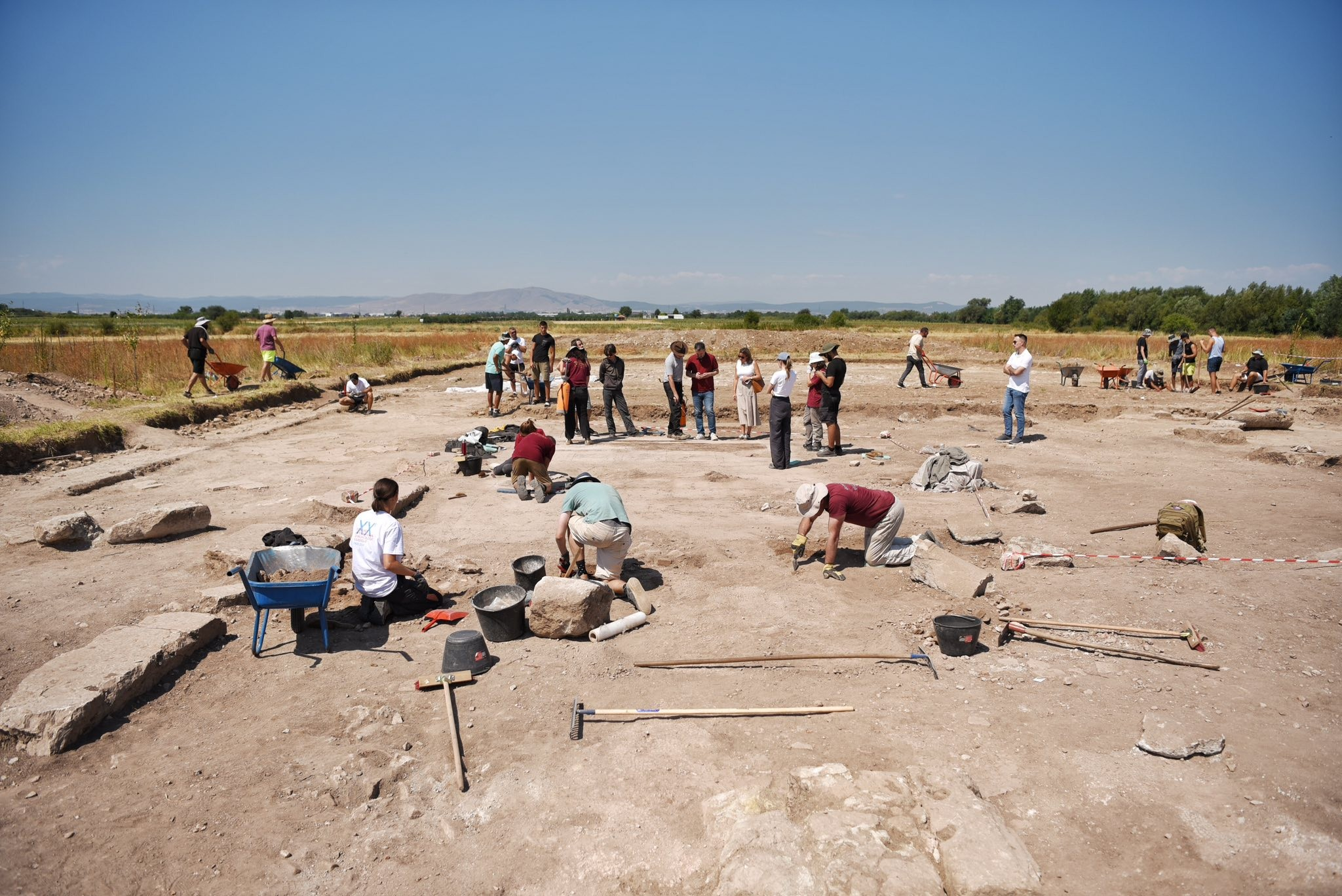 Επιγραφή αφιερωμένη στον Ιουστινιανό και τη Θεοδώρα που ανακαλύφθηκε στην Ουλπιάνα, ρίχνει φως στη Βυζαντινή εποχή του Κοσόβου. Φωτογραφία: Hajrulla Çeku – Facebook