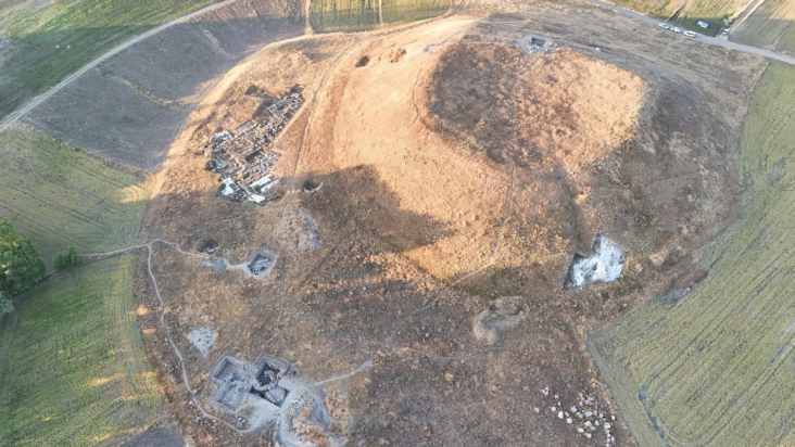 Uşaklı Höyük, ο τύμβος που φαίνεται από τα βόρεια. Η Περιοχή F με την Κυκλική Δομή είναι ορατή στο κάτω μέρος της εικόνας. Η Περιοχή A με το μεγάλο Κτίριο II μπορεί να φαίνεται στην κορυφή της εικόνας. Φωτογραφία: Αρχαιολογικό Έργο Uşaklı Höyük / Πανεπιστήμιο της Πίζας.