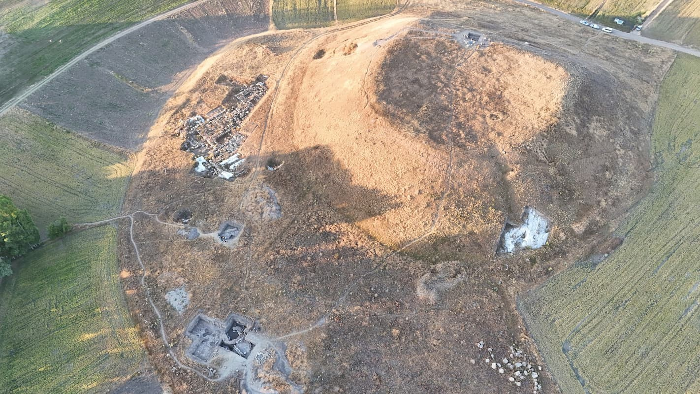 Uşaklı Höyük, ο τύμβος που φαίνεται από τα βόρεια. Η Περιοχή F με την Κυκλική Δομή είναι ορατή στο κάτω μέρος της εικόνας. Η Περιοχή A με το μεγάλο Κτίριο II μπορεί να φαίνεται στην κορυφή της εικόνας. Φωτογραφία: Αρχαιολογικό Έργο Uşaklı Höyük / Πανεπιστήμιο της Πίζας.