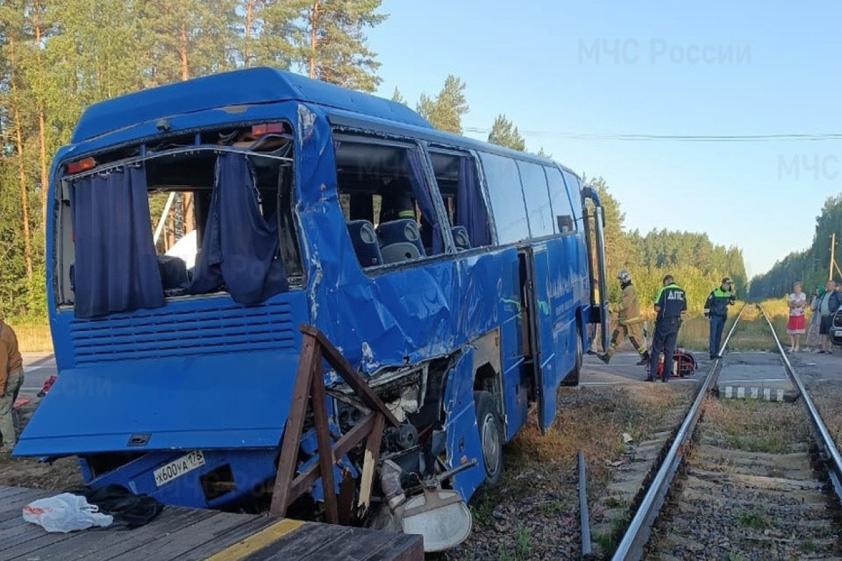Ρωσία: Σύγκρουση λεωφορείου με τρένο στην Αγία Πετρούπολη – Ένας νεκρός και 11 τραυματίες