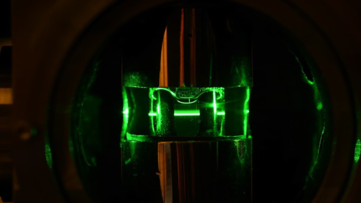 Κοντινό πλάνο του δείγματος και της δέσμης λέιζερ που χρησιμοποιείται για τη μελέτη της μοριακής δυναμικής του δείγματος μέσω της μέτρησης του διασκορπισμένου φωτός. Φωτογραφία: Till Böhmer