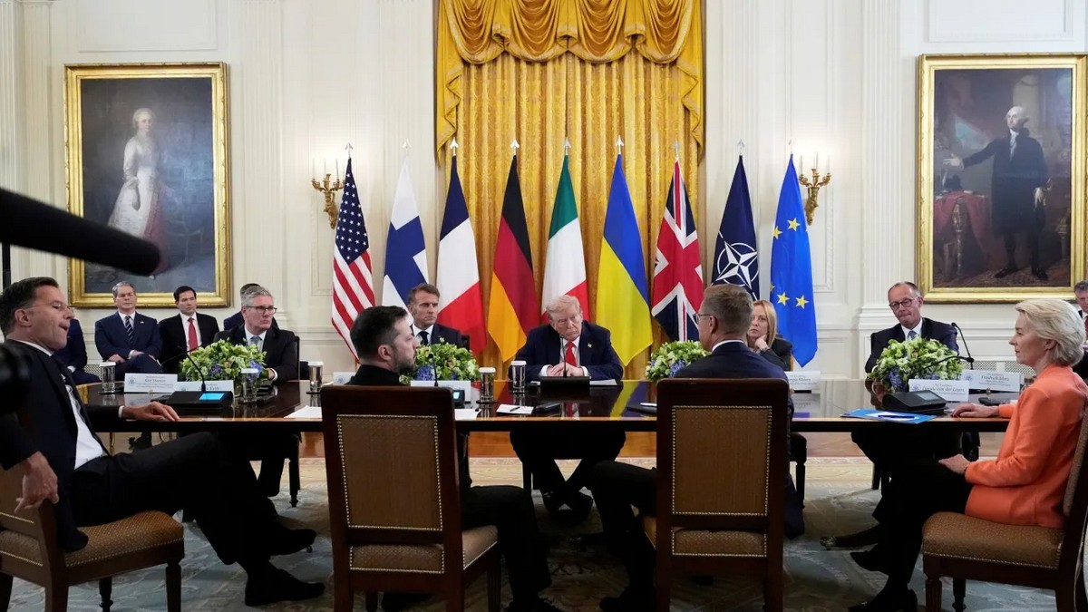 Ντόναλντ Τραμπ: Διέκοψε τη συνάντηση στον Λευκό Οίκο για να τηλεφωνήσει στον Πούτιν – Οι συνομιλίες θα συνεχιστούν μετά την επικοινωνία τους