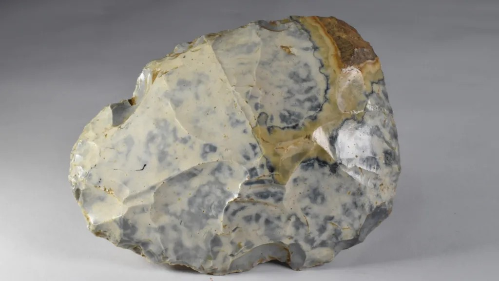 Ο χειροπέλεκυς μετακινήθηκε στη διάρκεια των χιλιετιών ανάμεσα από τα ιζήματα των παγετώνων. Φωτογραφία:Oxford Cotswold Archaeology