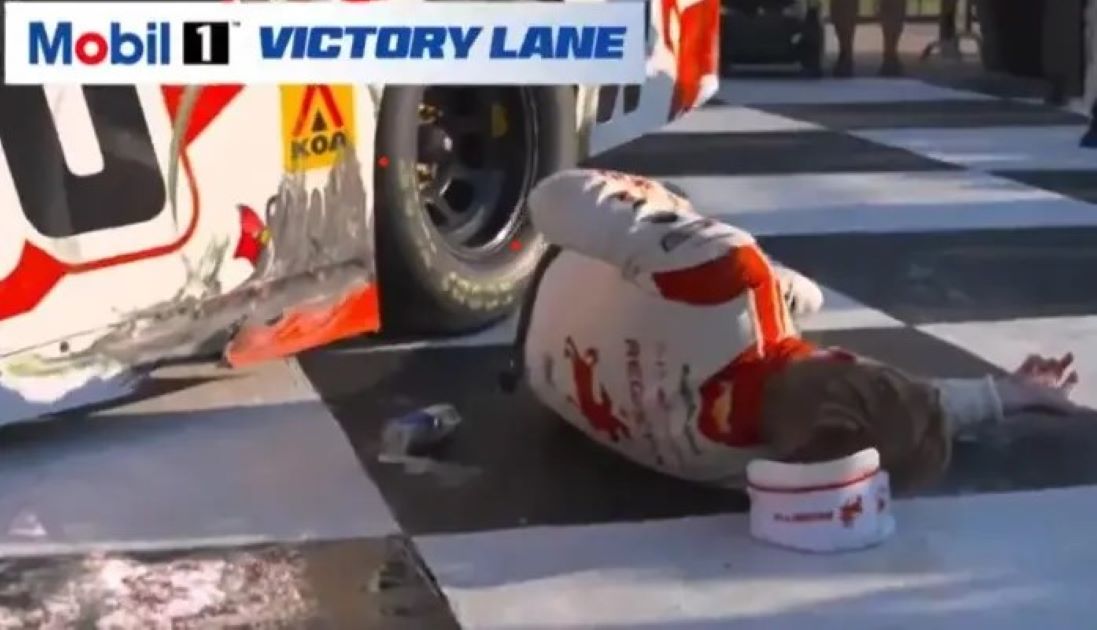 NASCAR: Ανέβηκε στην οροφή για να πανηγυρίσει τη νίκη του και έσπασε την κλείδα του – Βίντεο από την πτώση