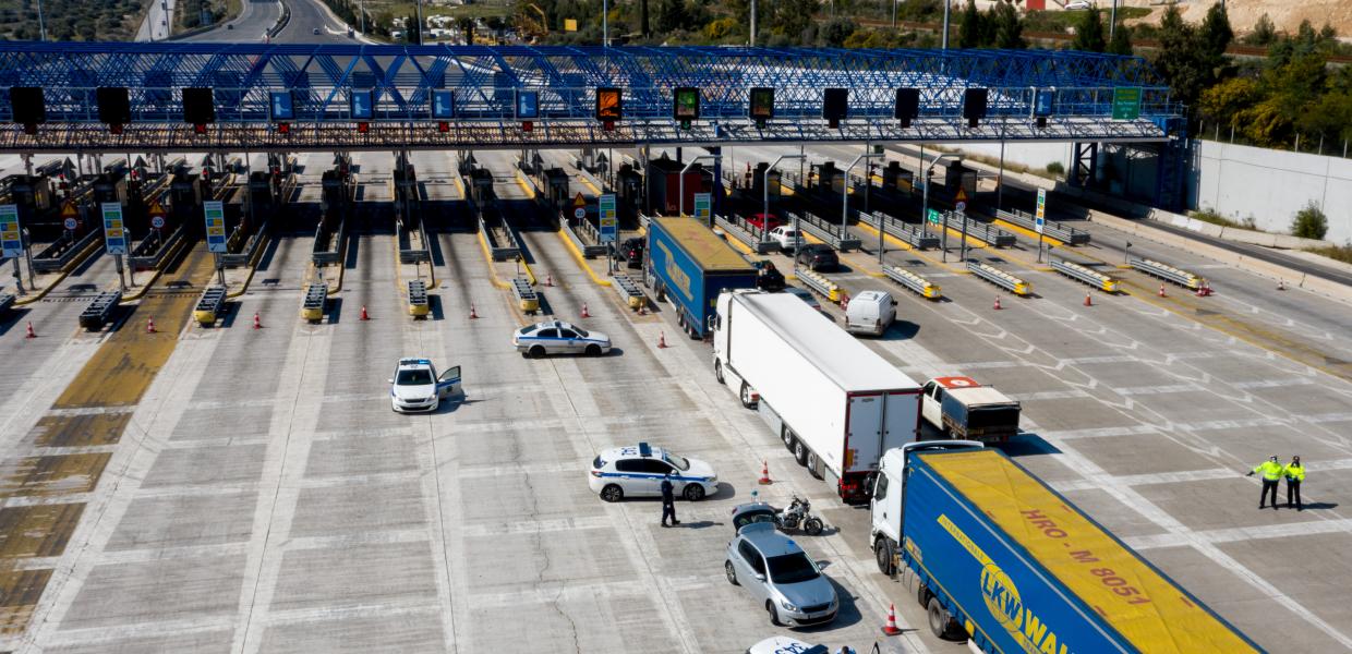 Διακοπή κυκλοφορίας στο ύψος των διοδίων της Ελευσίνας – Εκτροπή φορτηγού