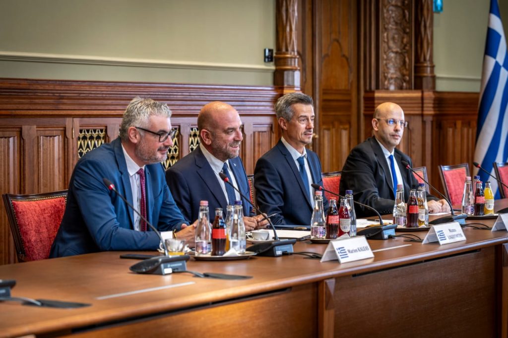 Υπουργείο Μετανάστευσης και Ασύλου: Μνημόνιο συνεργασίας υπέγραψαν Ελλάδα και Ουγγαρία – Στους 1.722 οι ασυνόδευτοι ανήλικοι στην Ελλάδα