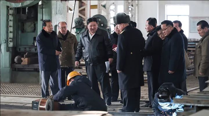 Βόρεια Κορέα: Στέλνει χιλιάδες άνδρες στην Ρωσία για να καλυφθούν οι ανάγκες για εργατικά χέρια – Οι άθλιες συνθήκες που αντιμετωπίζουν