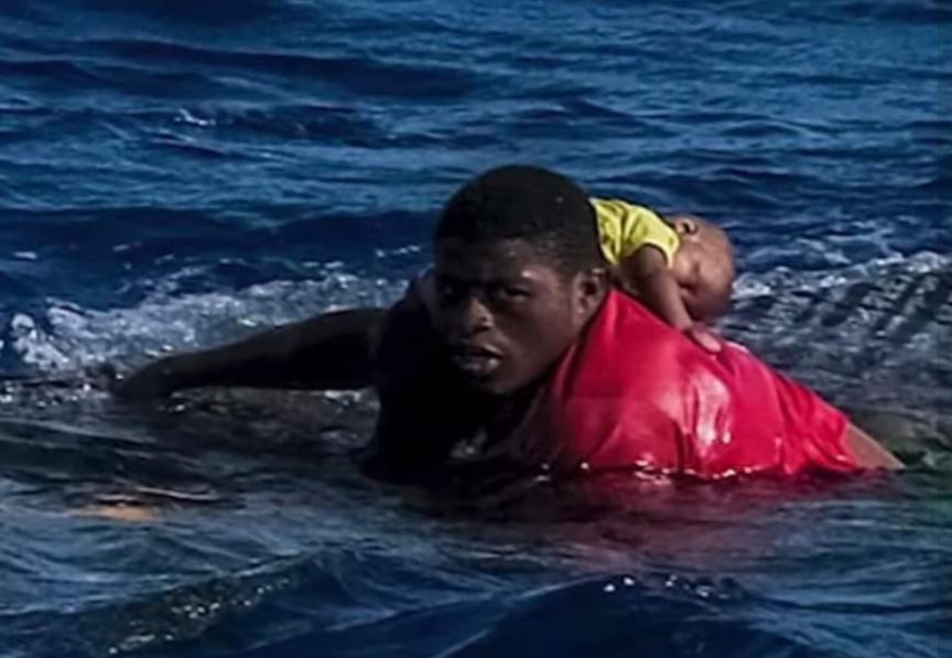 Τραγωδία στην Ιταλία: Σκάφος που μετέφερε μετανάστες ανετράπη στα ανοικτά της Λαμπεντούζα – Τουλάχιστον 20 νεκροί