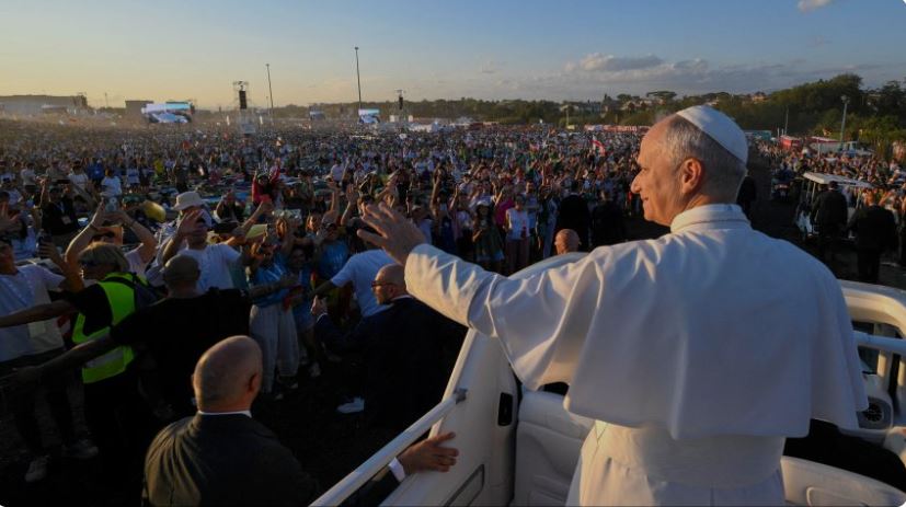 Πάπας Λέων: «Στοχεύστε σε μεγάλα πράγματα» – Το μήνυμα σε ένα εκατομμύριο καθολικούς νέους που συνέρρευσαν σε υπαίθρια λειτουργία