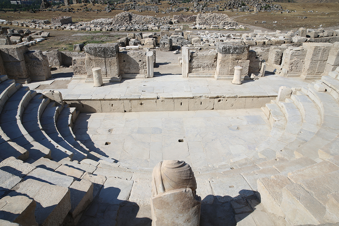 Ο καθηγητής Σιμσέκ δηλώνει ότι οι ανασκαφές στο κτίριο της συνέλευσης πλησιάζουν στην ολοκλήρωσή τους. Φωτογραφία: Sebahatdin Zeyrek – AA