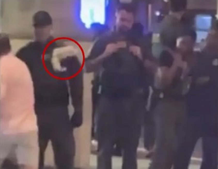 Ουάσινγκτον: Άνδρας επιτέθηκε σε ομοσπονδιακό πράκτορα με… σάντουιτς – Αντιμετωπίζει κατηγορία για κακούργημα – Δείτε βίντεο