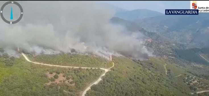 Ισπανία: Μάχη με «πύρινους στροβίλους» δίνουν οι πυροσβεστικές δυνάμεις στο βόρειο τμήμα