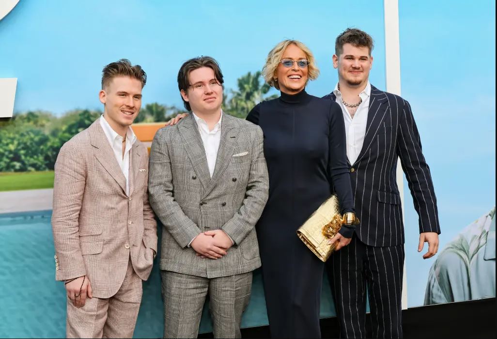 Σάρον Στόουν: Λάμπει με τους 3 γιούς της στο κόκκινο χαλί του «Nobody 2»