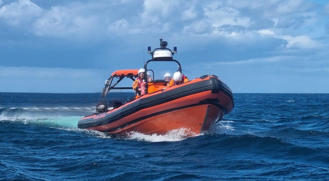 Διάσωση γυναίκας σε φουσκωτό κροκόδειλο και 2 εφήβων σε στρώμα θαλάσσης – Ισχυροί άνεμοι τους παρέσυραν στα ανοιχτά