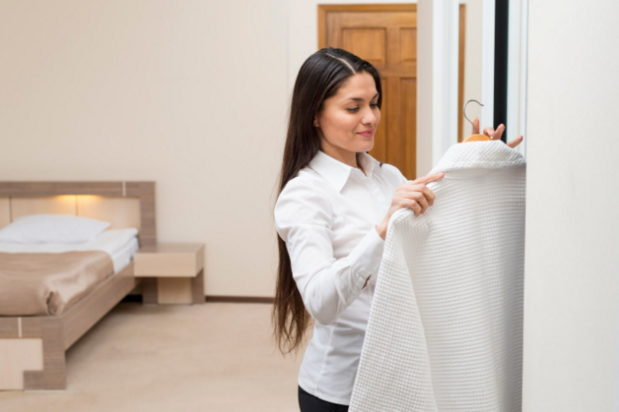 Ειδικός στον καθαρισμό ξενοδοχείου αποκαλύπτει: «Αυτά είναι τα σημεία στο σπίτι που ευνοούν την εξάπλωση μικροβίων»