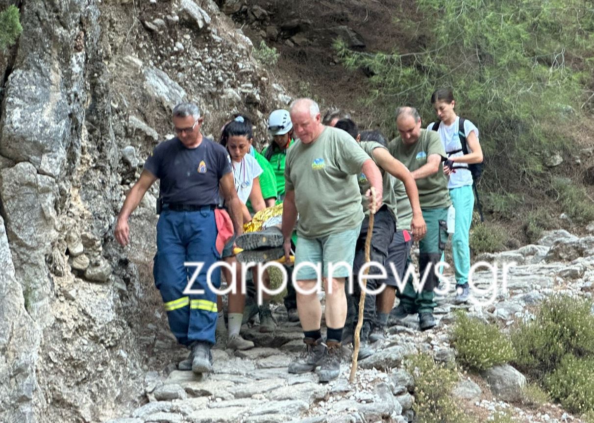 Φαράγγι της Σαμαριάς: Ολοκληρώθηκε η επιχείρηση διάσωσης του πολυτραυματία 60χρονου – Τον κουβάλησαν στα χέρια για 7 χλμ. – ΦΩΤΟ