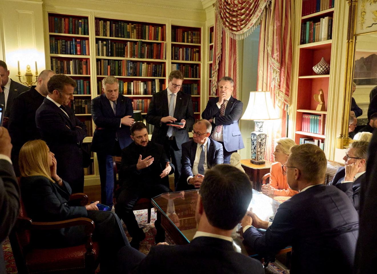 Ουκρανία: Οι Ευρωπαίοι χρειάζονται επειγόντως δική τους στρατηγική για ειρήνη και ασφάλεια – Θα αποσυρθεί ο Τραμπ από τις διαπραγματεύσεις;