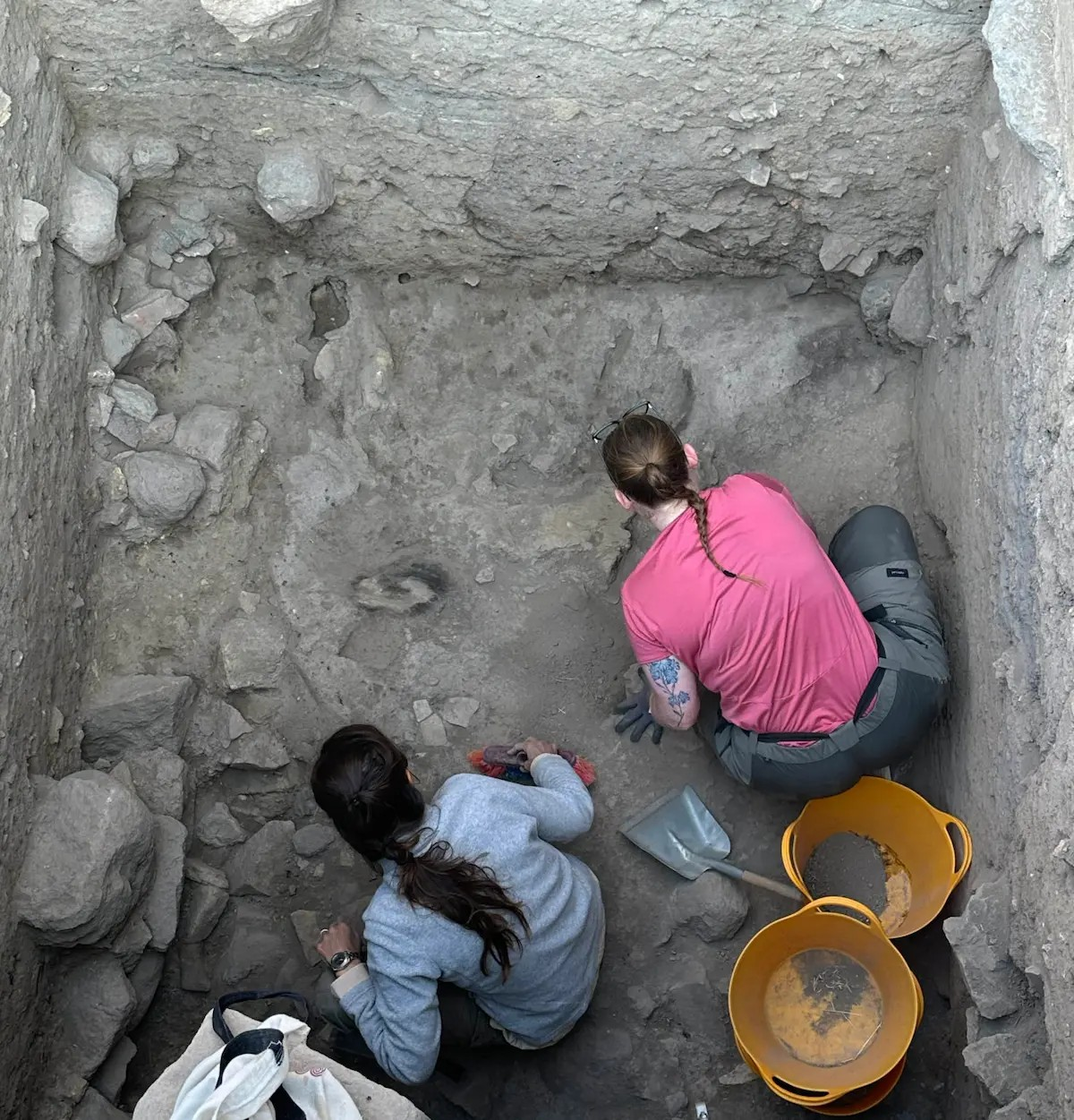 Δάπεδο καλυμμένο από στάχτες στον χώρο ανασκαφών. Φωτογραφία: Φωτογραφία: Αρχαιολογικό Έργο Uşaklı Höyük / Πανεπιστήμιο της Πίζας