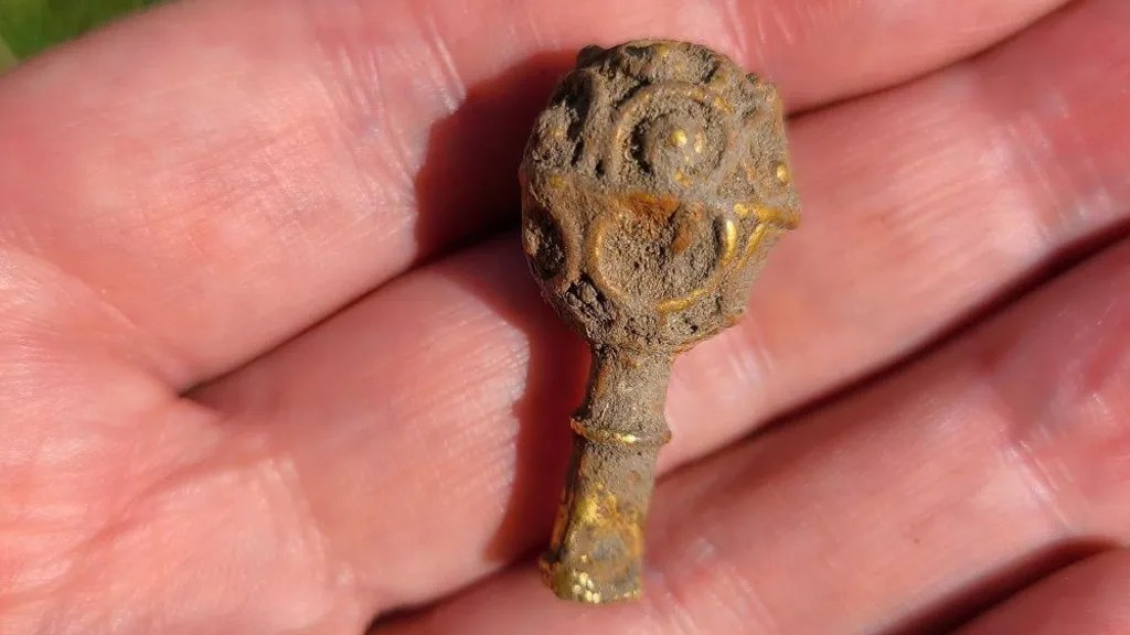 Φοιτήτρια ανακάλυψε χρυσό αντικείμενο του μεσαίωνα στην πρώτη ανασκαφή που συμμετείχε. Φωτογραφία: Newcastle Antiquities Scheme