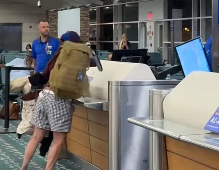 Τρόμος σε πύλη επιβίβασης αεροδρομίου: Γυναίκα ξυλοκόπησε υπάλληλο και κατέστρεψε τον υπολογιστή του