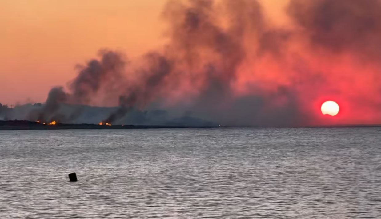 Καλύτερη η εικόνα της φωτιάς στη Σαμοθράκη – Καίει δασική έκταση, μήνυμα από το 112 – ΒΙΝΤΕΟ