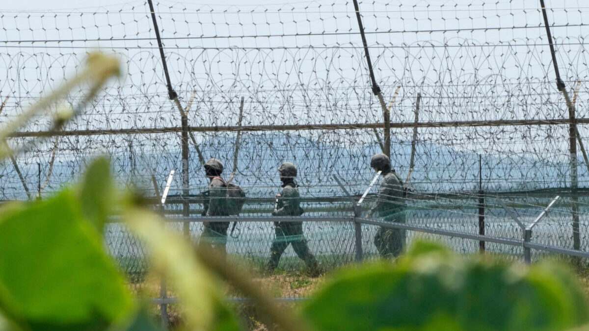 Νότια Κορέα: Προειδοποιητικά πυρά σε στρατιώτες της Βόρειας Κορέας που πέρασαν τα σύνορα της χώρας