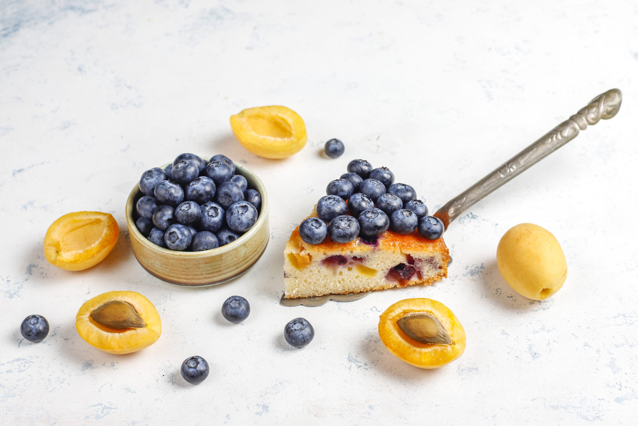 Κέικ λεμονιού–μύρτιλου με γιαούρτι. Φωτογραφία: Freepik