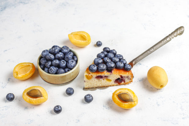 Κέικ λεμονιού–μύρτιλου με γιαούρτι. Φωτογραφία: Freepik