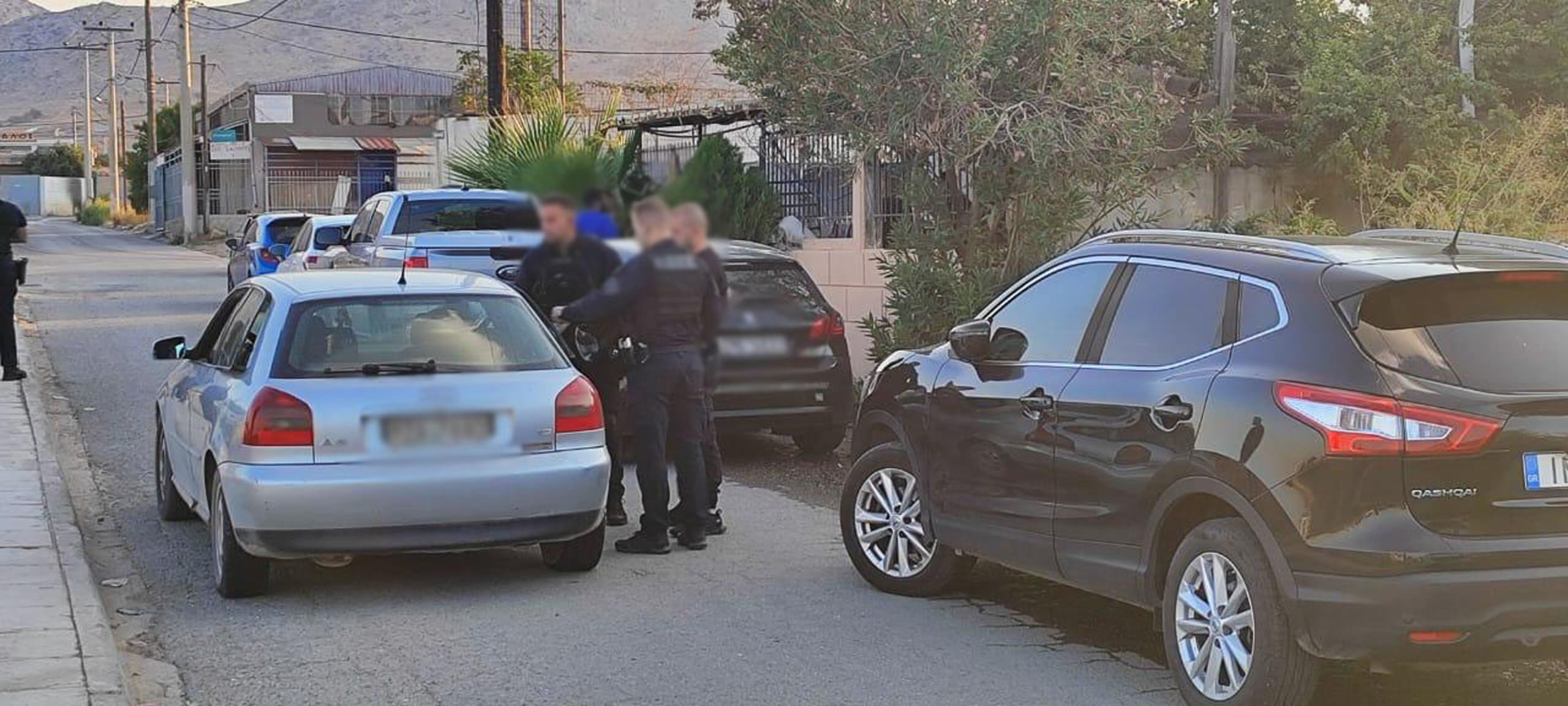 Ασπρόπυργος: Βαριές κατηγορίες στους 2 συλληφθέντες για το επεισόδιο με πυροβολισμούς – Είχαν κρύψει πιστόλι σε τσιμεντόλιθους, η ανακοίνωση της ΕΛ.ΑΣ.