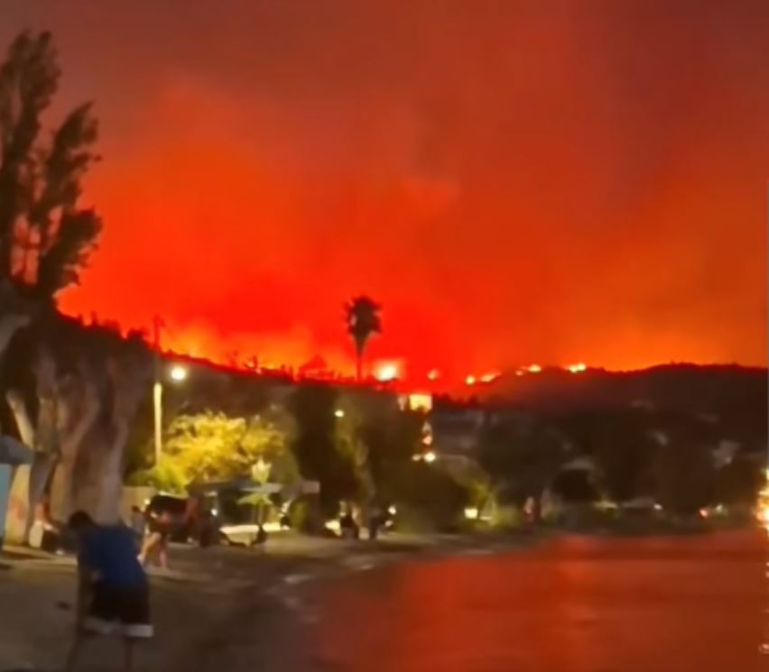 Συγκλονιστικά βίντεο από την φωτιά που έχει ξεφύγει από κάθε έλεγχο στην Αχαΐα 