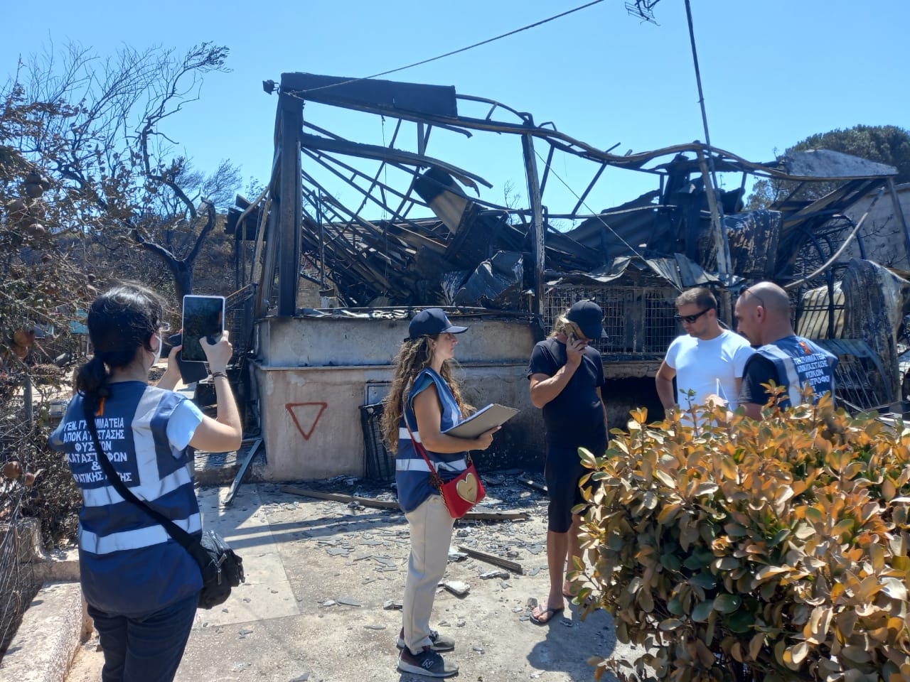 Ολοκληρώθηκαν οι αυτοψίες για τις ζημιές από την πρόσφατη πυρκαγιά στους δήμους Λαυρεωτικής και Σαρωνικού – 15 «κόκκινα» κτίρια