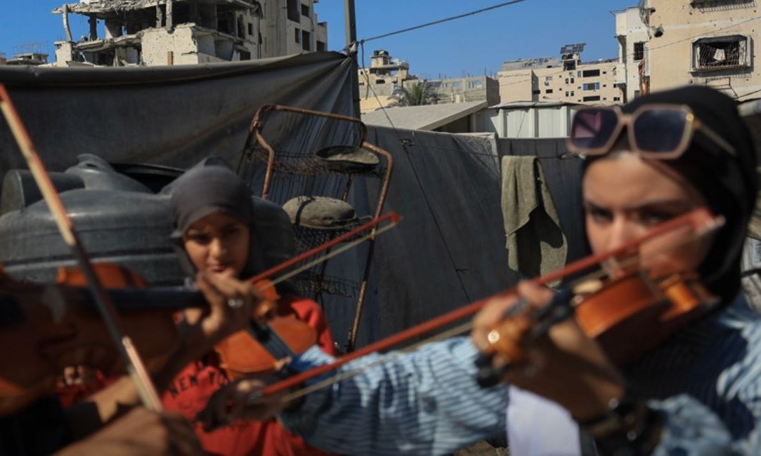 Μαθήματα ζωής μέσα στον πόλεμο: Παιδιά στη Γάζα παίζουν μουσική ανάμεσα σε ερείπια και βομβαρδισμούς – ΦΩΤΟ και ΒΙΝΤΕΟ
