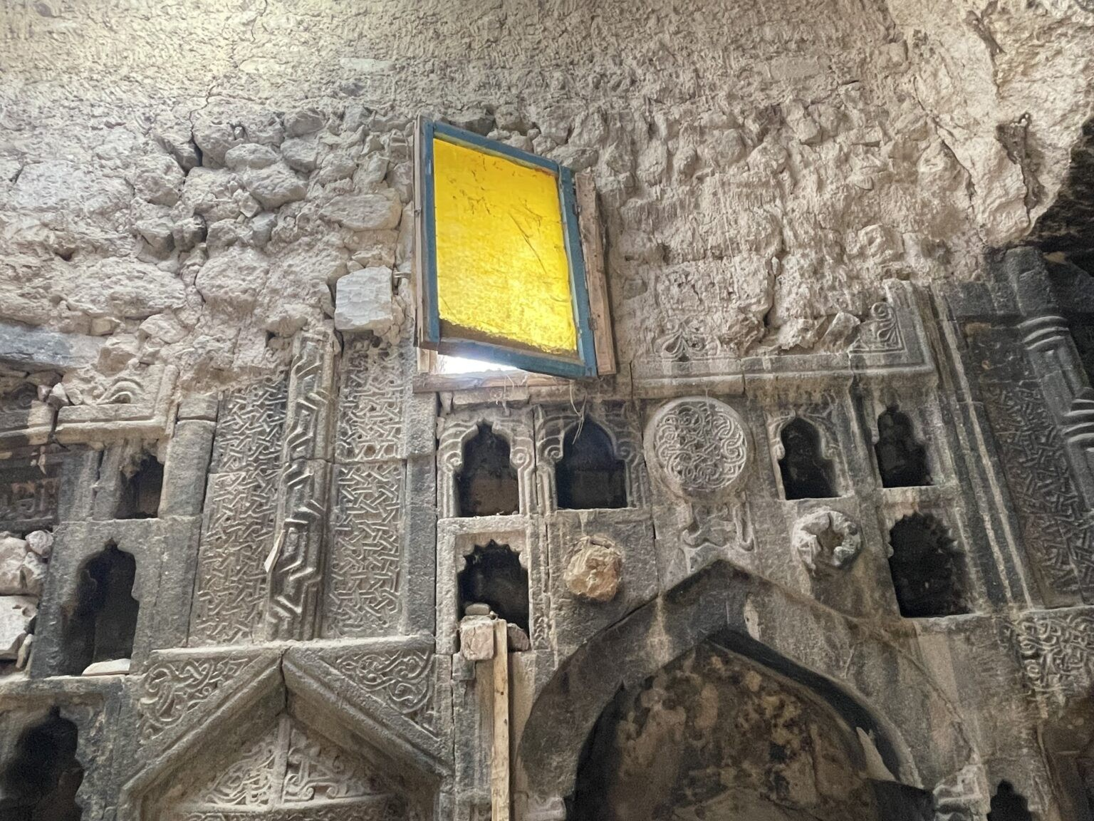 Ιστορικοί τέχνης ανακάλυψαν έναν λατρευτικό χώρο 600 ετών που φαίνεται ν' ανάγεται στον Τουρκό - Ισλαμικό πολιτισμό, στο εσωτερικό ενός πετρόχτιστου αποθηκευτικού χώρου ξυλείας στην Ιργκίπ (Προκόπι) της Νεάπολης (Νεβσεχίρ). Φωτογραφία: ΑΑ