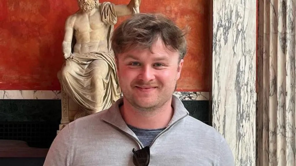 Ο Hadley Sharman μετά την ανακάλυψη, πήρε συνέντευξη από τον Cooley, η οποία δημοσιεύτηκε σε ανάρτηση της ιστοσελίδας της υπηρεσίας Όξφορντ-Κότσγουολντ. Φωτογραφία:Oxford Cotswold Archaeology