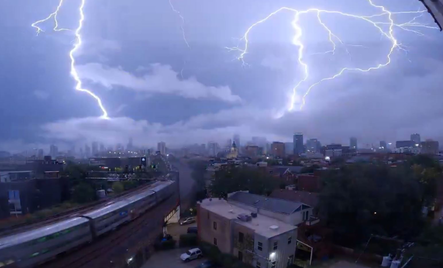 Εντυπωσιακό βίντεο: Τριπλός κεραυνός «φώτισε» το Σικάγο – Το σπάνιο φαινόμενο που «χτύπησε» τους ουρανοξύστες