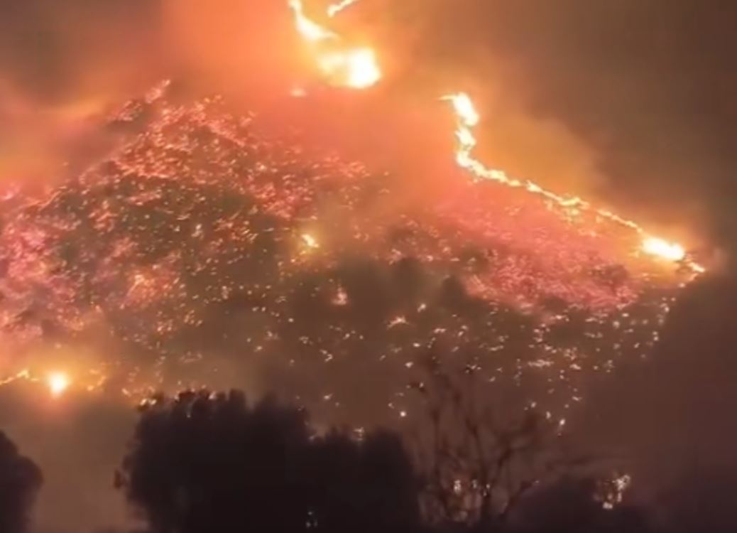 Φωτιά στη Χίο: Βίντεο που κόβουν την ανάσα από το πύρινο μέτωπο – Στο νοσοκομείο 4 πυροσβέστες