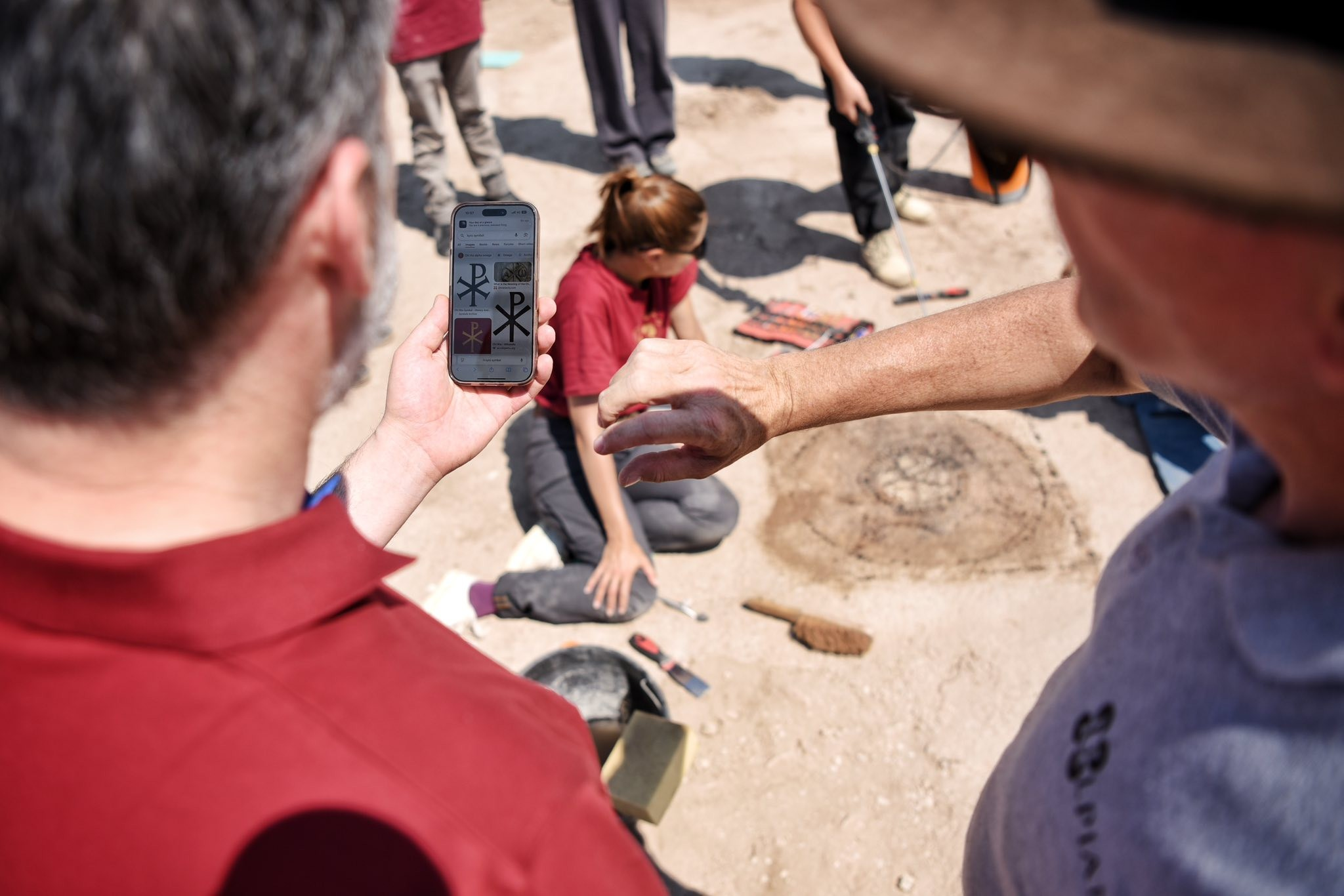 Η ομάδα των αρχαιολόγων και ο υπουργός πολιτισμού του Κοσόβου. Φωτογραφία: Hajrulla Çeku – Facebook