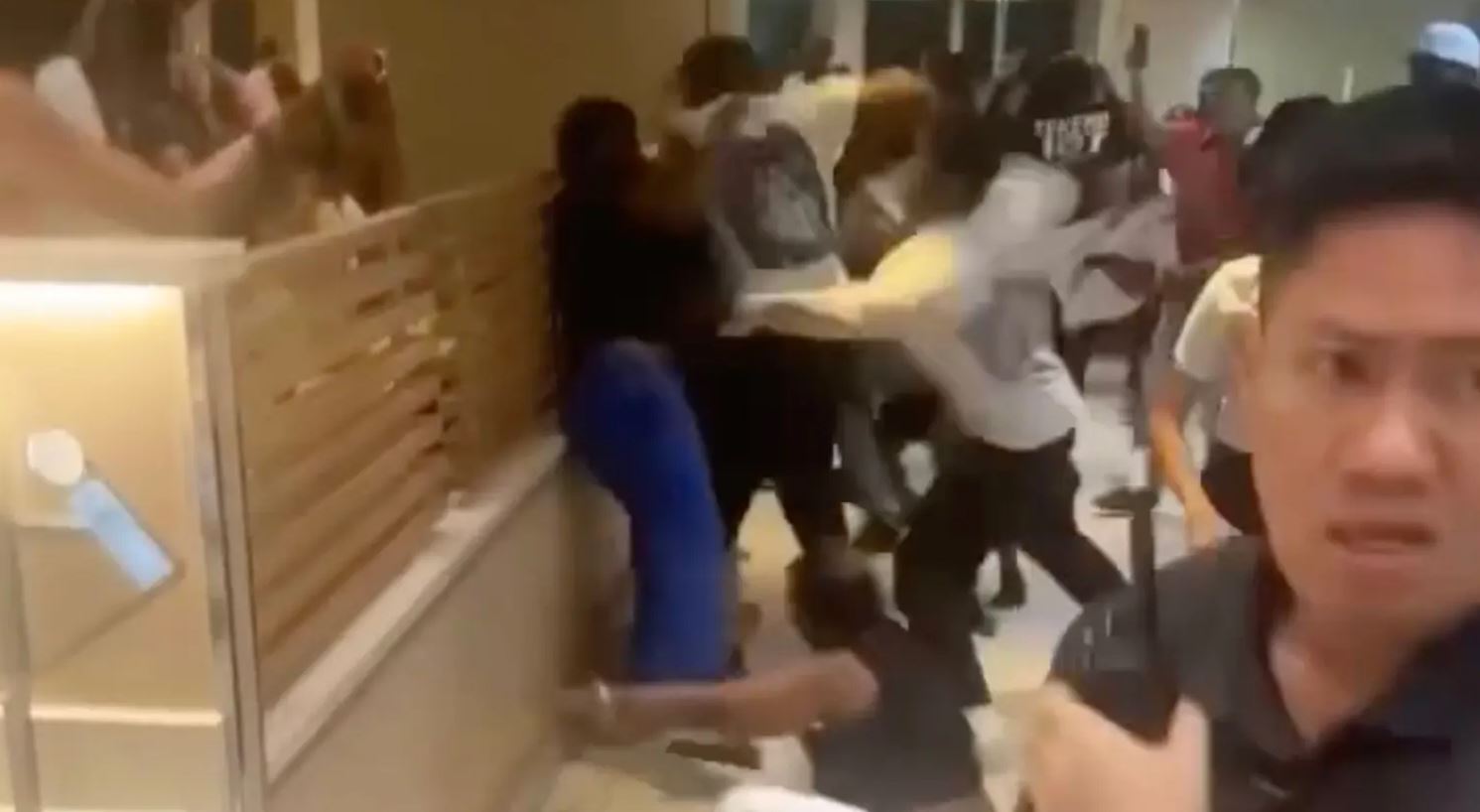 Βίντεο: Άγριο ξύλο σε κρουαζιερόπλοιο για… κοτομπουκιές – Σκηνές χάους με δεκάδες επιβάτες να ανταλλάσσουν γροθιές