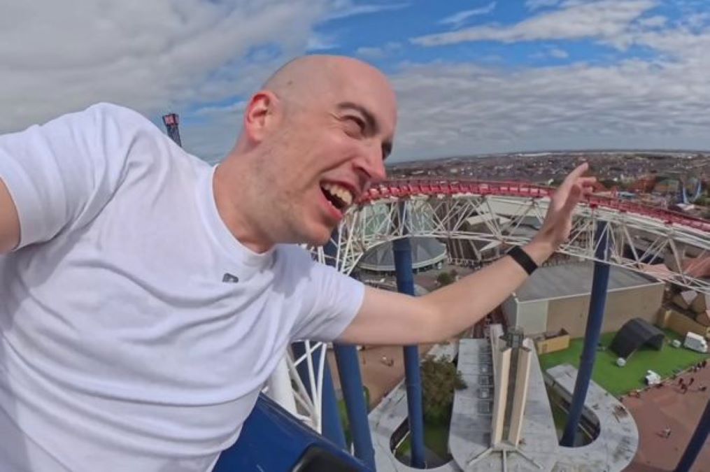 Κατέρριψε παγκόσμιο ρεκόρ μπαίνοντας σε 55 «τρενάκια του τρόμου» σε 7 ημέρες – «Είχα σκαμπανεβάσματα, κυριολεκτικά και μεταφορικά»