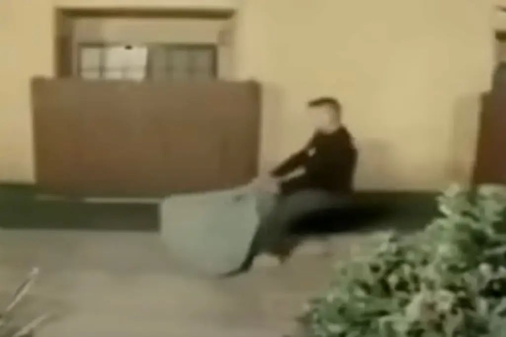 Η εξαφάνιση ήταν… δολοφονία: Βίντεο δείχνει 33χρονο να μεταφέρει το πτώμα της γυναίκας του – Διέφυγε με τα παιδιά τους στο Περού