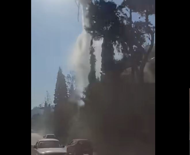 Φωτιά στην Αχαΐα: Κόβει την ανάσα βίντεο με ρίψη νερού από ελικόπτερο – Έσπασαν κλαδιά και έπεσαν σε αυτοκίνητα