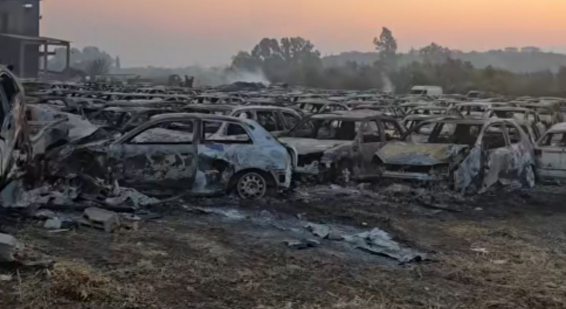 Φωτιά στην Κάτω Αχαΐα: Στάχτη έγιναν περισσότερα από 1.000 κατασχεμένα αυτοκίνητα σε μάντρα – ΦΩΤΟ