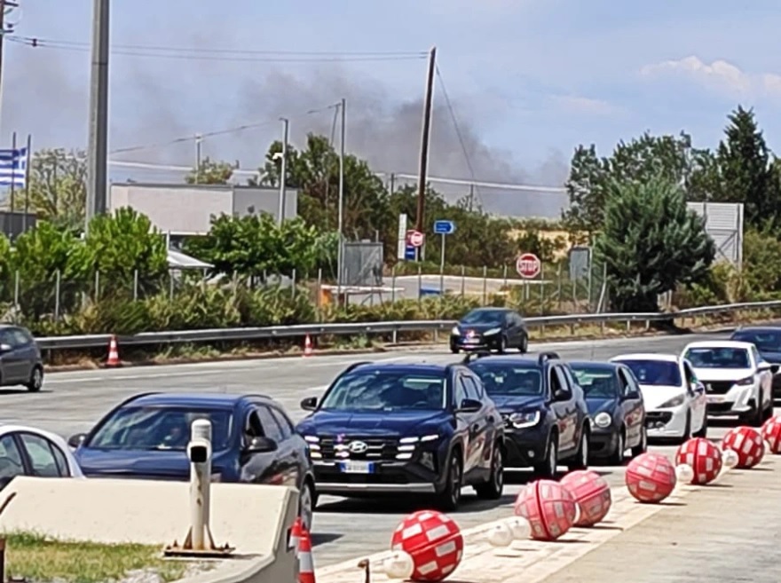 Φωτιά, Λάρισα, οχήματα, ουρές