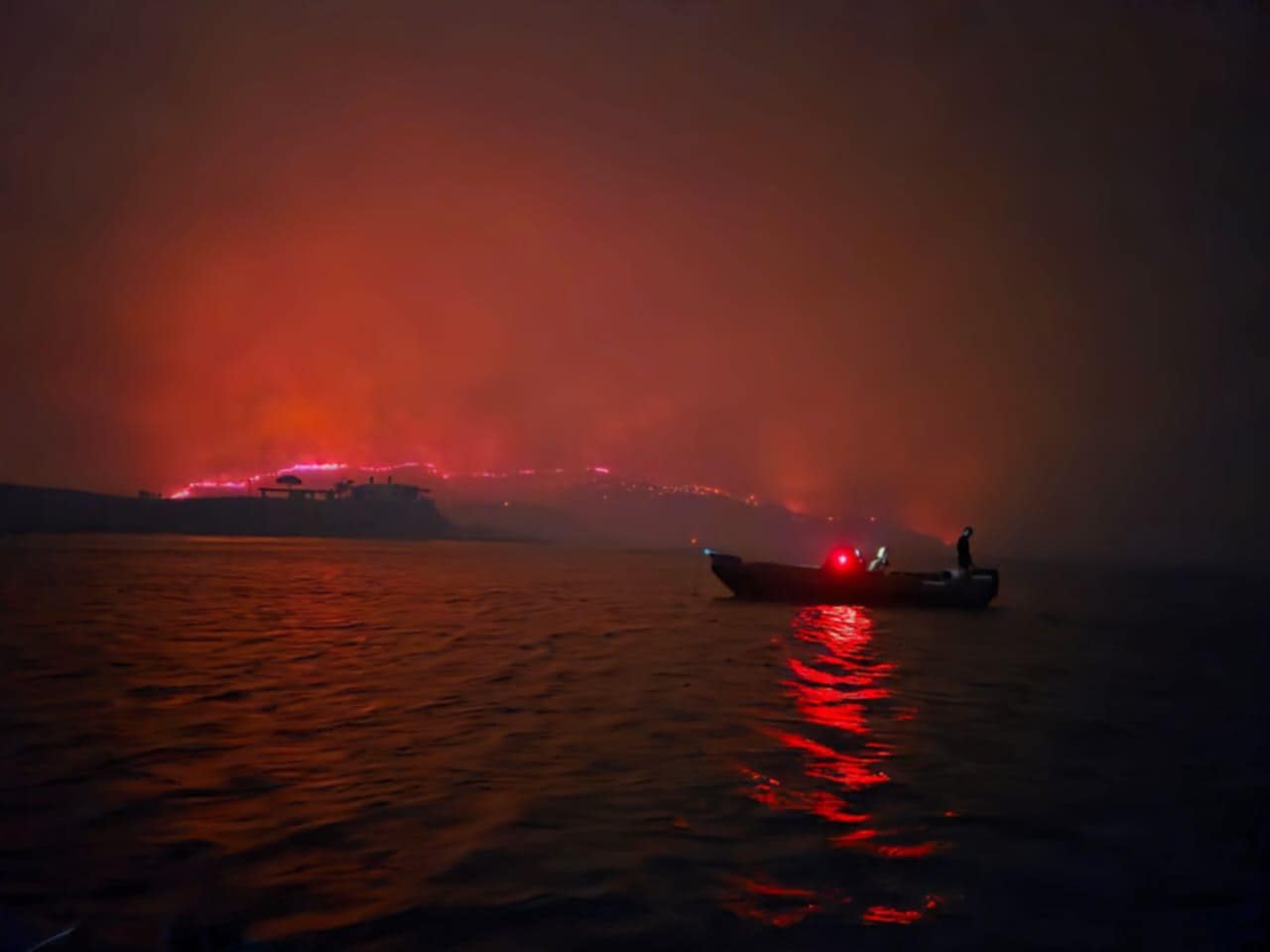 Φωτιά στη Χίο: «Σε παρακαλώ, δεν θέλω να σε αφήσω εδώ» – Η πολύωρη μάχη για τη διάσωση εκατοντάδων ανθρώπων από τις παραλίες