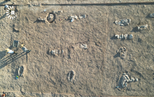 Ευρήματα τάφου που αποκαλύφθηκε πρόσφατα από Κούρδους αρχαιολόγους κοντά στο φράγμα της Μοσούλης. Φωτογραφία: Υπηρεσία Αρχαιοτήτων και Κληρονομιάς Ντοχούκ