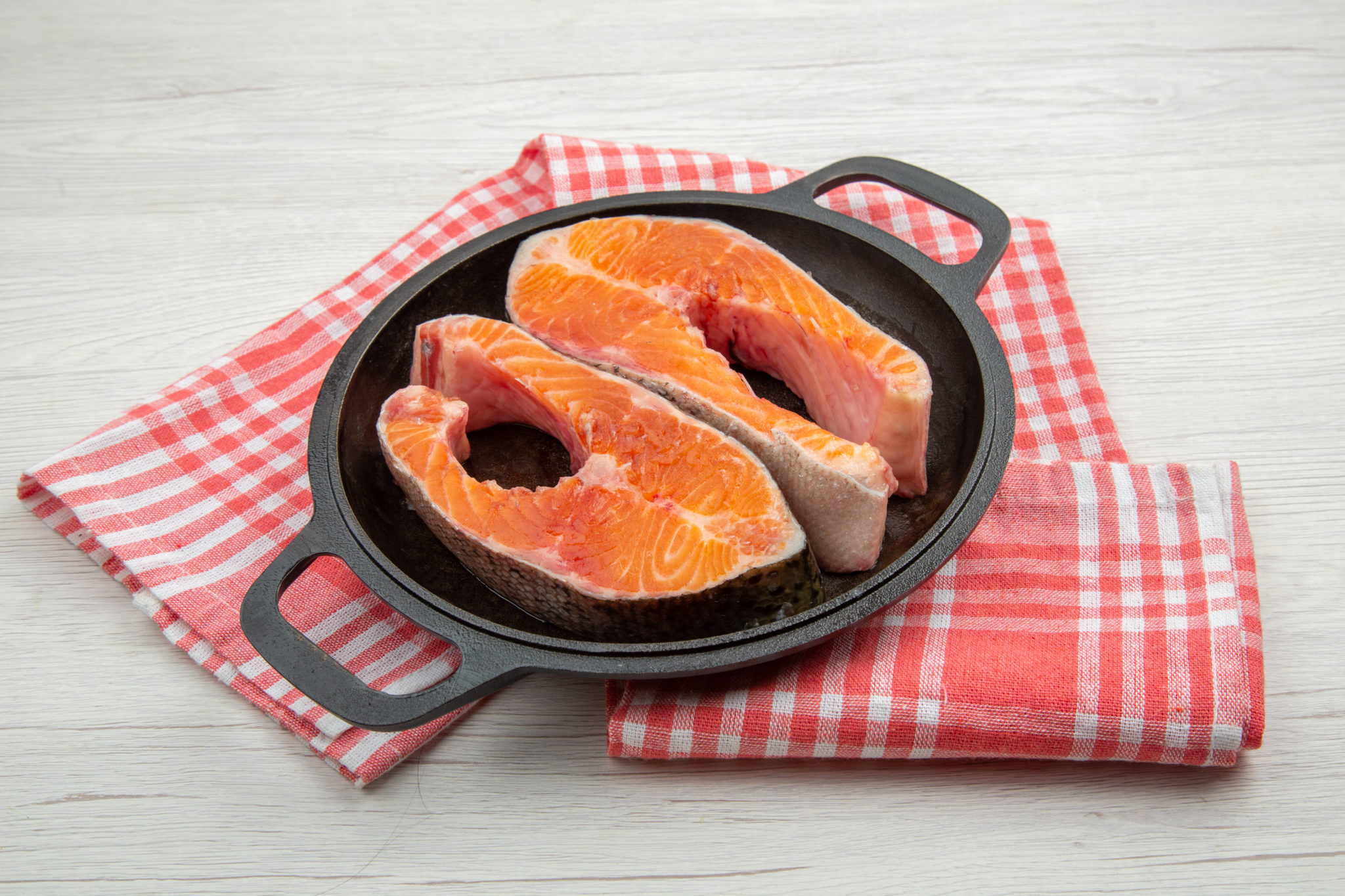 Σολομός με τραγανές πατάτες στο Air Fryer από τον Jamie Oliver. Φωτογραφία: Freepik